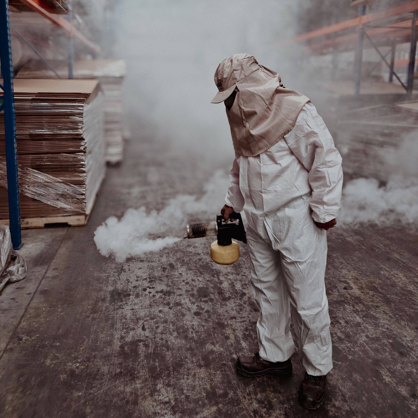 Experto fumigando